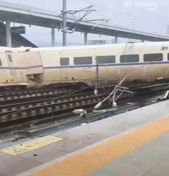 D2809次列车事发时滑行900多米，司机当时是如何应对这一状况的？