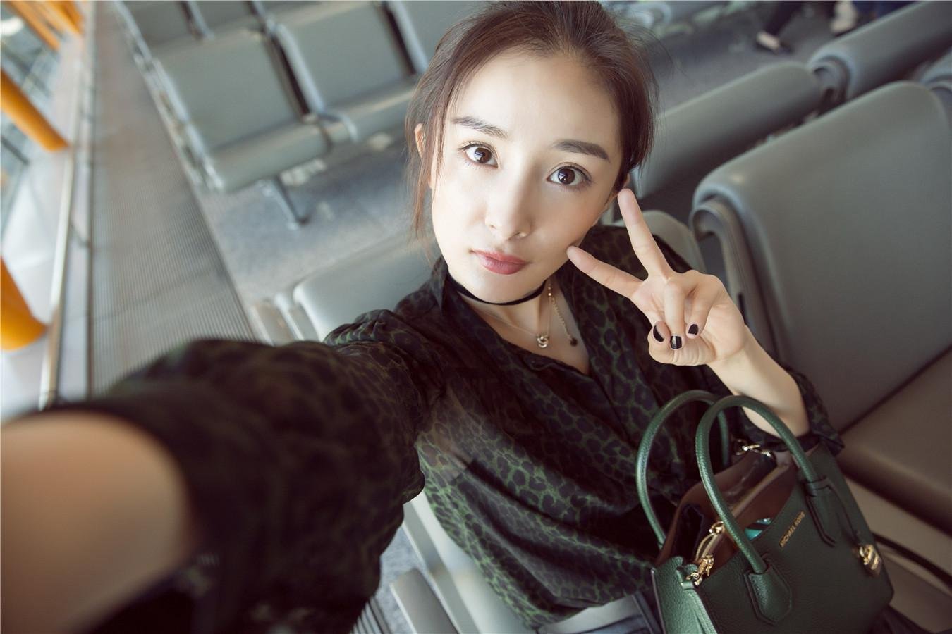 杨幂唱《爱的供养》，这首歌是你的青春记忆吗？