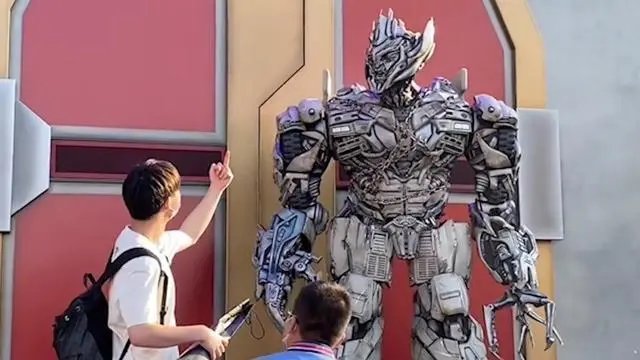 北京环球影城一游客对威震天竖中指，你如何看待游客的这一行为？