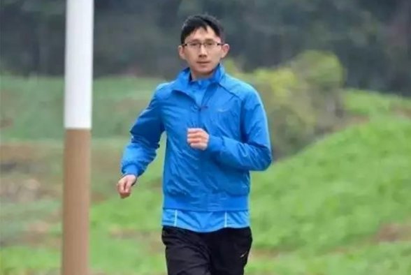 好友讲述黄关军参赛马拉松挣奖金，如何评价黄关军的一生？