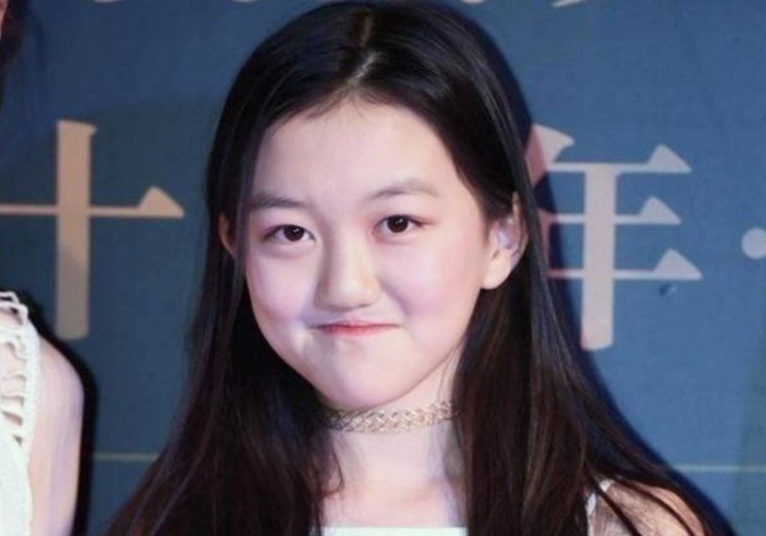 李嫣李亚鹏游玩，李嫣嘴巴恢复完美，高冷侧颜惹人注目！你怎么看？