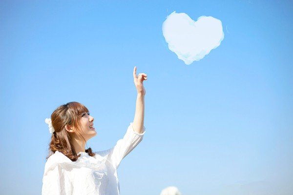 热依扎承认新恋情，曾因吊带装惹争议，走出抑郁就一定会幸福吗？