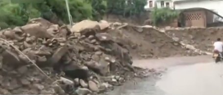 成昆铁路甘洛段山体崩塌，跟前段时间的泥石流有关系吗？