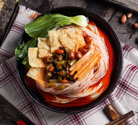 螺霸王否认螺蛳粉使用脚踩酸豆角，这个工厂会如何证实自己？