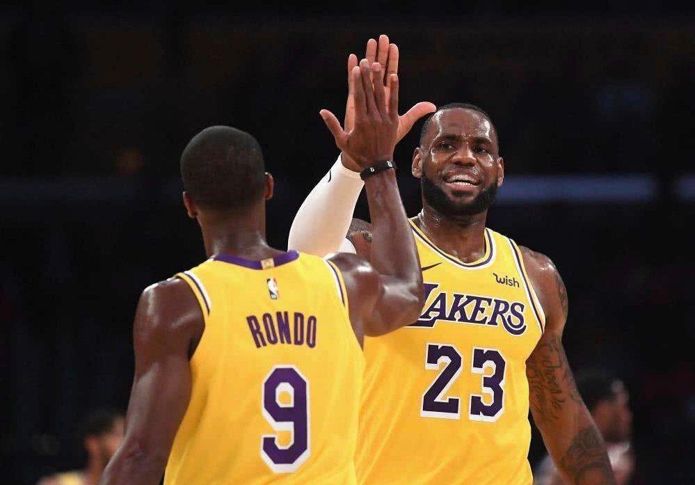 NBA中国赛照常举行，为何网上骂上一片，现场却座无虚席？