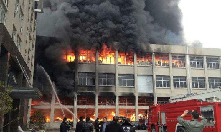 长沙一仓库突发大火，这起火灾是否有造成伤情和损失？