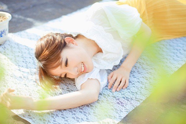 热依扎承认新恋情，曾因吊带装惹争议，走出抑郁就一定会幸福吗？