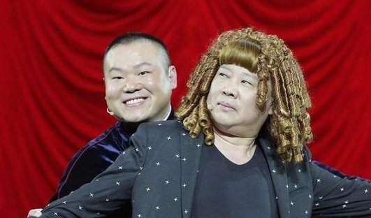 屡次敢拿老板岳云鹏开涮的冲冲，究竟是什么来头？