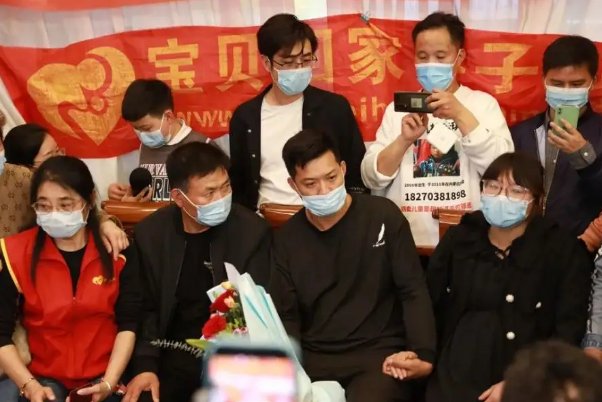 小外甥手捧鲜花迎接徐剑锋回家，徐剑锋当年是如何被拐的？