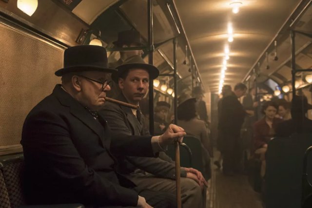 蓝色套装白色珍珠头盔发型，看描述就能猜到的iron lady，他是谁？