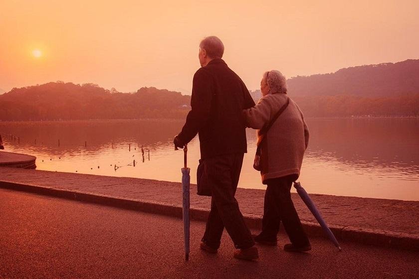 婆婆今年65岁了，还找了个男朋友，作为儿媳妇的该怎么办？