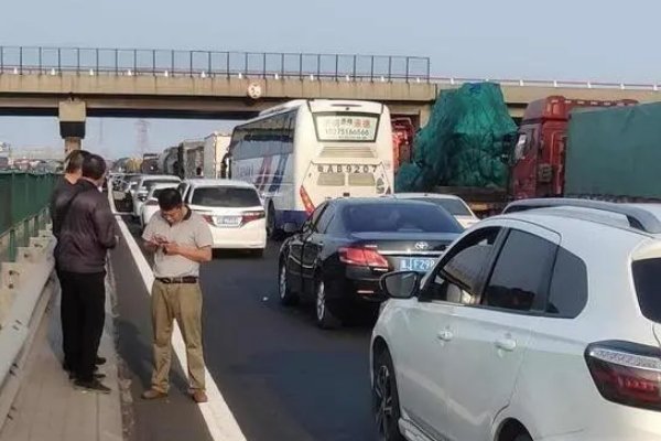 全家出动为堵车路人煮面，你认为这种善举可行吗？