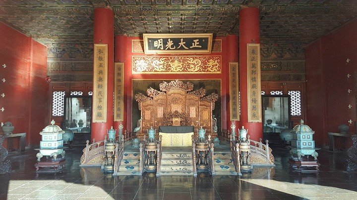 慈禧睡觉的时候，门外有6名太监伺候，为何屋内要留8人伺候？