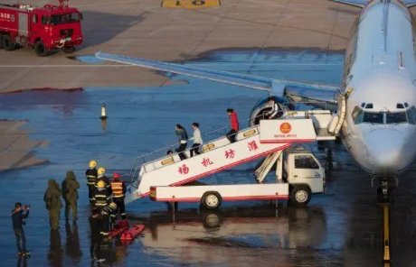 重庆机场一飞机冲出跑道起火，航空公司采取了哪些紧急措施？