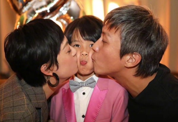 邓超孙俪夫妇庆祝结婚9周年，遭到中国作家刘信达发文呼吁封杀，你怎么看？