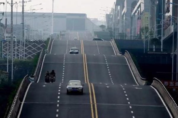 重庆公路建成“大波浪”，上路堪比“极限运动”，为何要修建成这般模样？