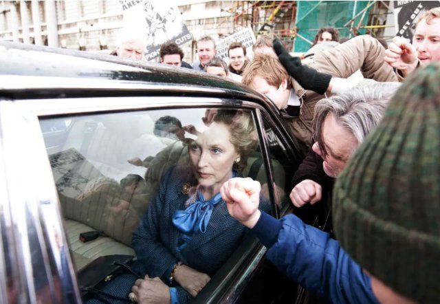 蓝色套装白色珍珠头盔发型，看描述就能猜到的iron lady，他是谁？