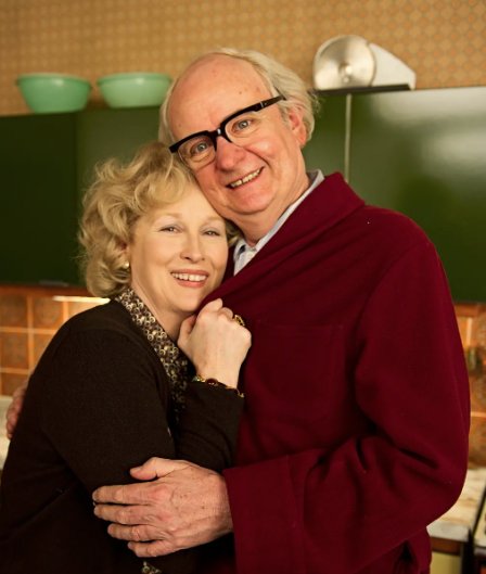 蓝色套装白色珍珠头盔发型，看描述就能猜到的iron lady，他是谁？