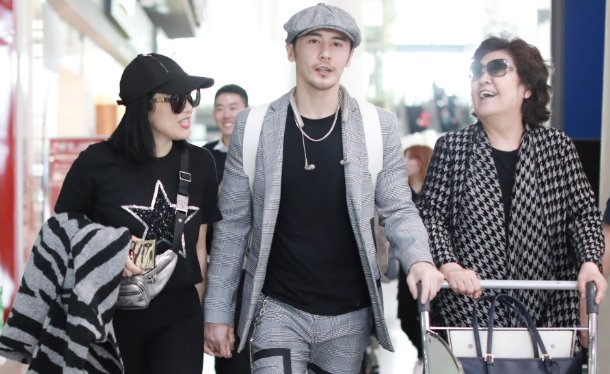 钟丽缇被曝怀孕后现身，与婆婆同框像两代人，对此你怎么看？