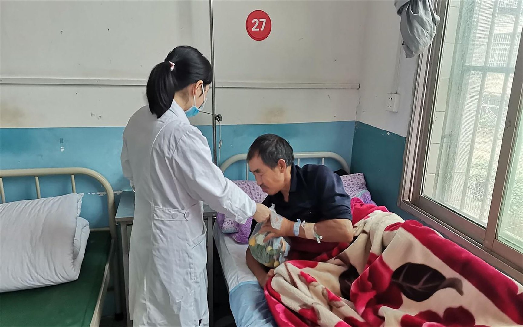 1小时打疫苗60人护士手磨出血，这种敬业精神是不是很令人感动？