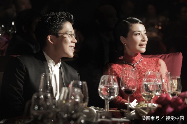 奥运冠军何雯娜双膝跪地为老公庆生，这是地位低的表现吗？