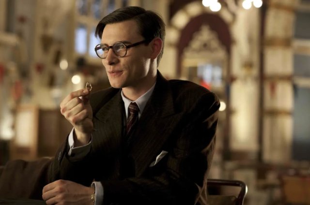 蓝色套装白色珍珠头盔发型，看描述就能猜到的iron lady，他是谁？