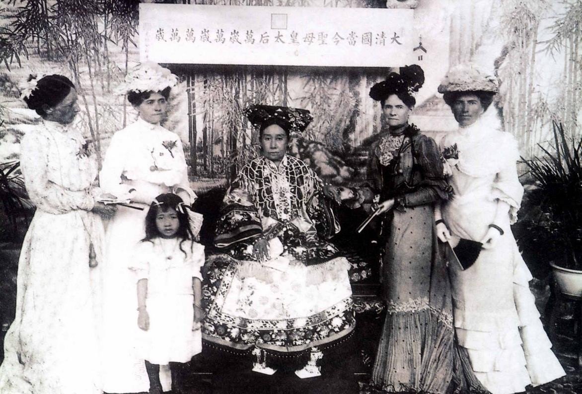 慈禧睡觉的时候，门外有6名太监伺候，为何屋内要留8人伺候？