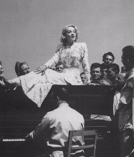 好莱坞女星玛琳·黛德丽是谁？