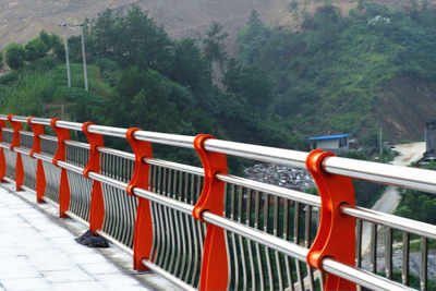 游客翻越护栏捡手机坠亡，景区负有责任吗？