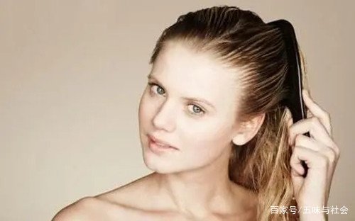 坚持健身半年，20多岁小伙竟然秃了！你如何看待此事？