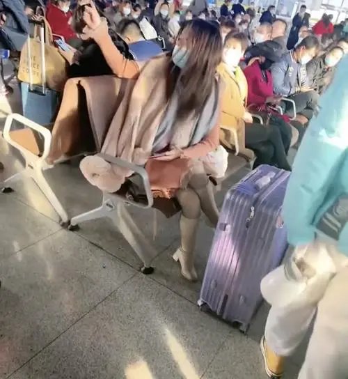 上海女子占座并辱骂求座老人，此女子这么做合适吗？