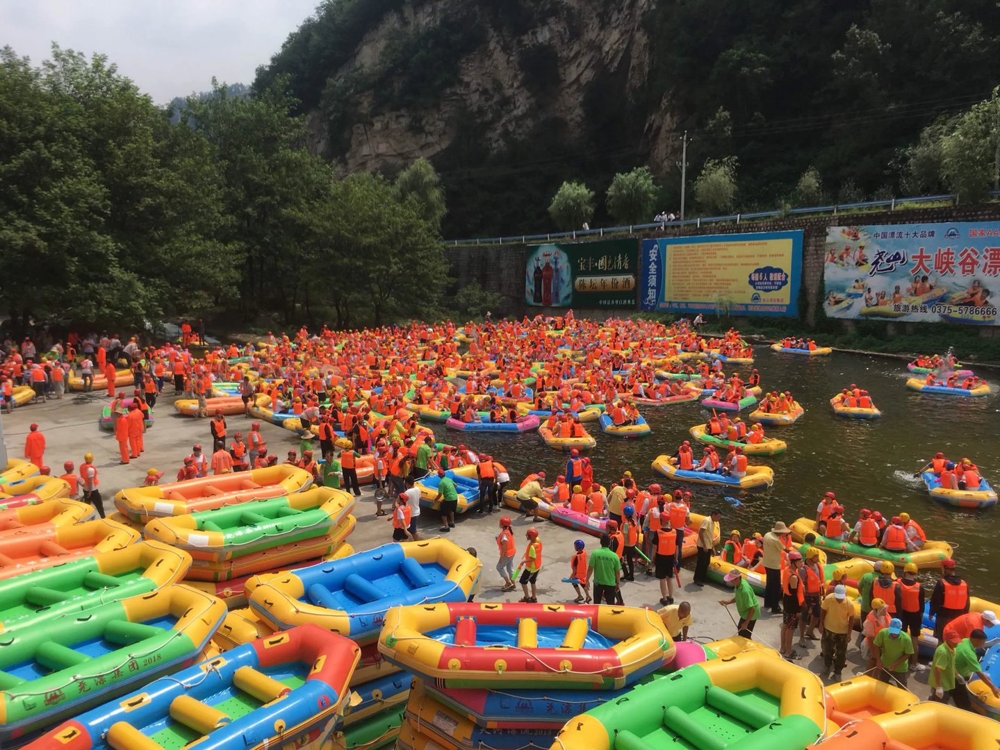 河南一景区爆满，游客因插队打架！高温下如何缓解暴躁的心情？