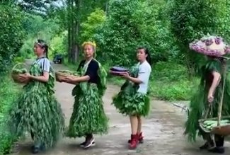 湖南一农村大妈抱自家蔬菜走秀的视频，为什么能这么火？