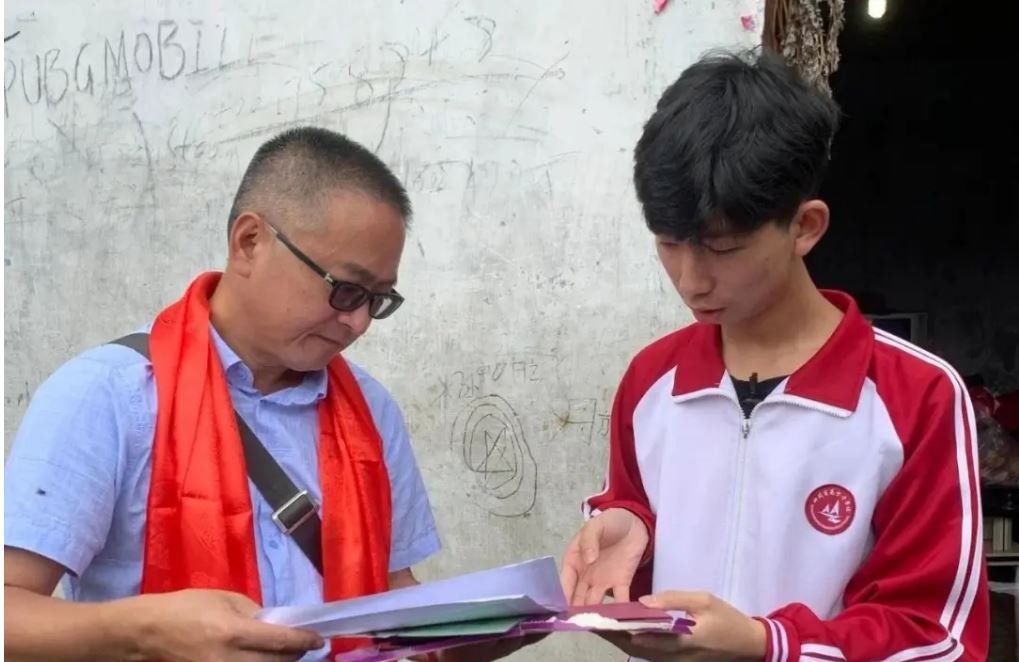 考上清华的工地少年获奖5万，这个寒门学子有多不容易？