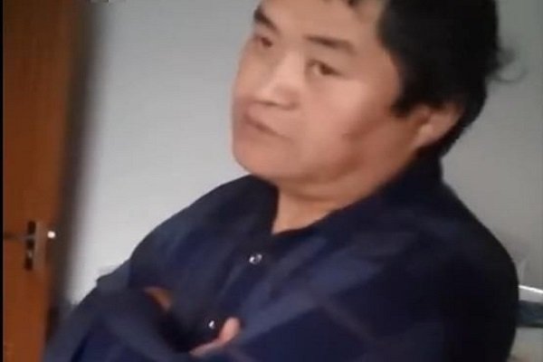 女婴坠楼受伤父亲拒绝治疗，该名父亲拒绝的原因是什么？