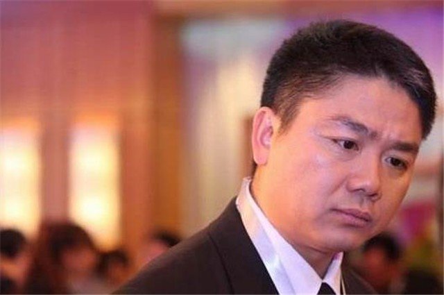 疑似刘强东拘留照被植入印度电影，好心网友已举报，遇到此类事件你会怎么做？