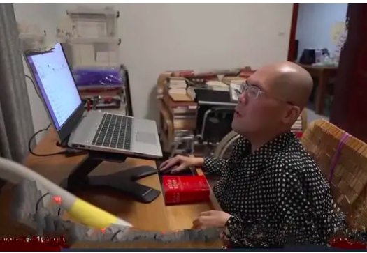 瘫痪作家一根手指敲出300万字，他是怎么回应的？