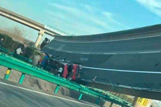 湖北高速匝道桥面侧翻致4车坠落，后续处理进展如何？