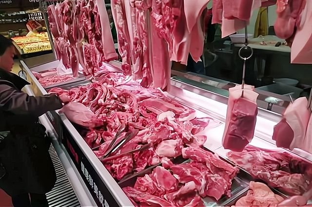 近期猪肉价格大幅度下降，下降的原因是什么？