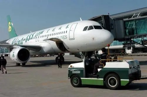 旅客触碰安全门与春秋航空空姐发生争执,你如何看待这件事呢?