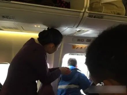 旅客触碰安全门与春秋航空空姐发生争执，你如何看待这件事呢？