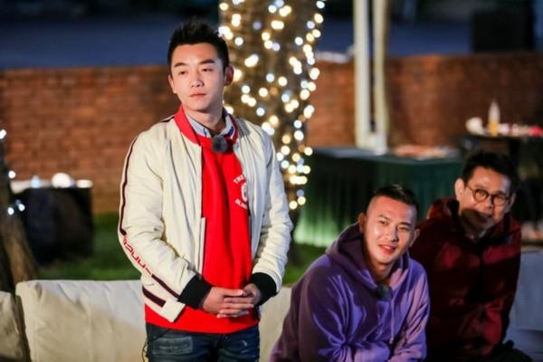 郑恺济南坐公交录跑男被围观,跟乘客唠嗑,是节目安排还是自我行为?
