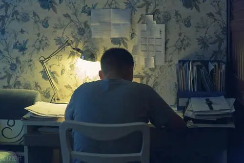 山东34岁研究生凌晨在自习室猝死事件引发关注，此事究竟是谁之过？