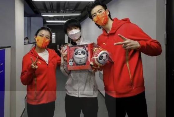 柳鑫宇又公主抱羽生结弦,这是什么互动名场面?