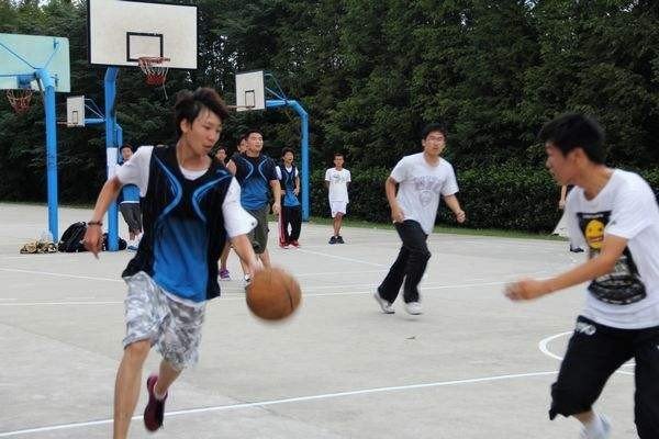 被称为“洋葱哥”的董康潮，是靠什么出名的？