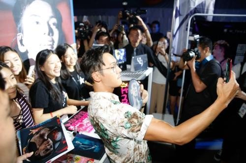 肖战粉丝强行卡门塞信,为何私生饭都如此疯狂?
