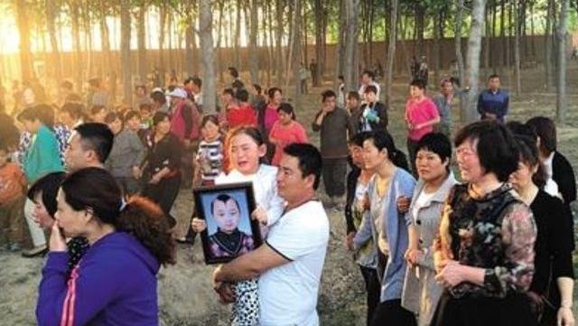 当初火遍大半中国的“年画娃娃”,已离开8年,唯一妹妹近况如何?