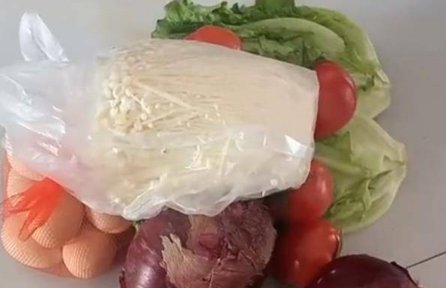 上海小区居民回应居委会殴打两女子，此事背后有哪些细节值得关注？