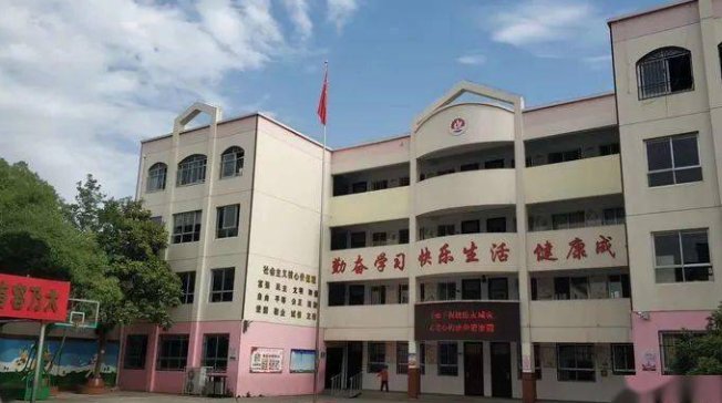 南阳一男子因生活失意持棍行凶致14伤，该名男子会面临什么刑事处罚？