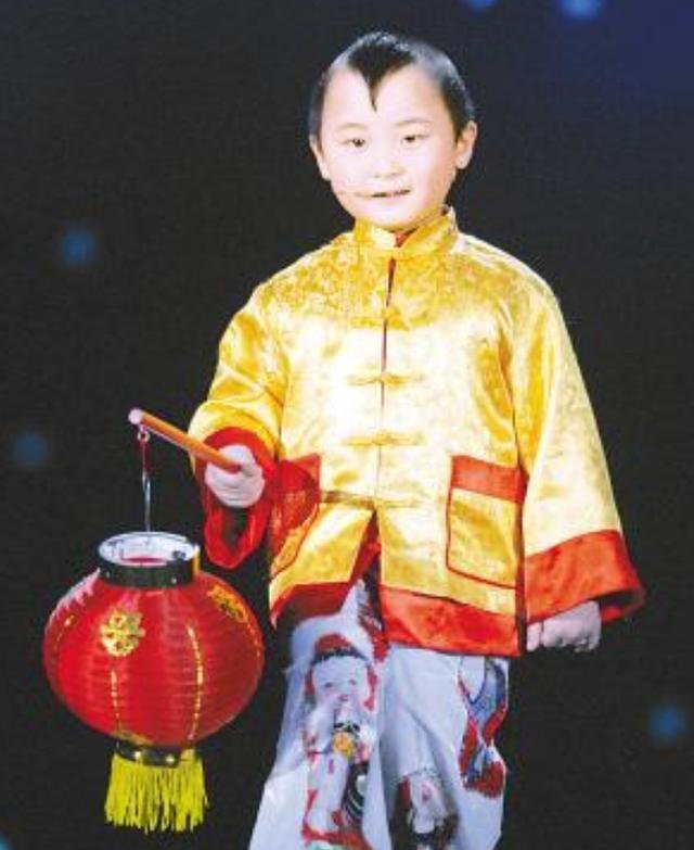 当初火遍大半中国的“年画娃娃”,已离开8年,唯一妹妹近况如何?